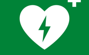 Zdjęcie przedstawia białe serce na zielonym tle i napis AED (FOT. PIXABY)